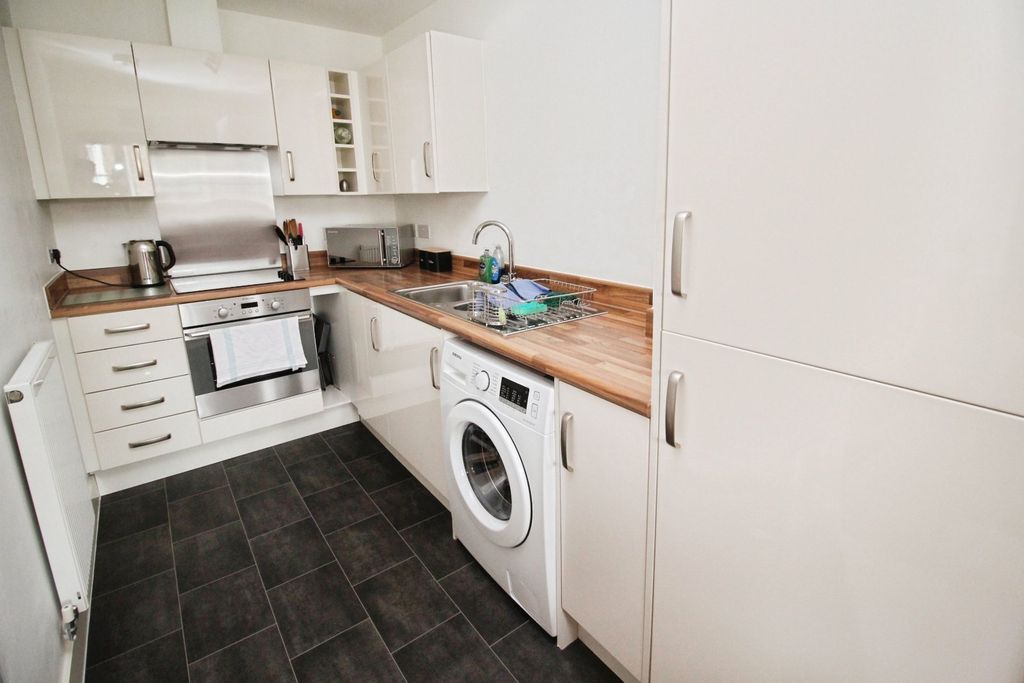 Property photo 3 of 10 Kitchen