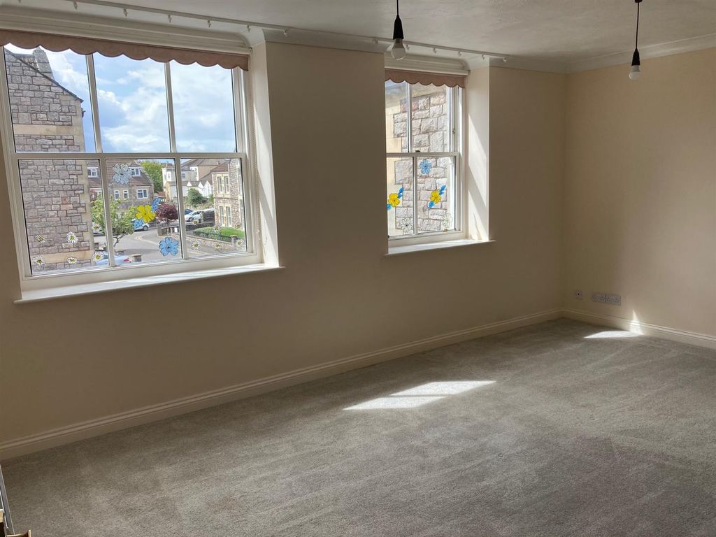 Property photo 3 of 8 Lounge / Diner