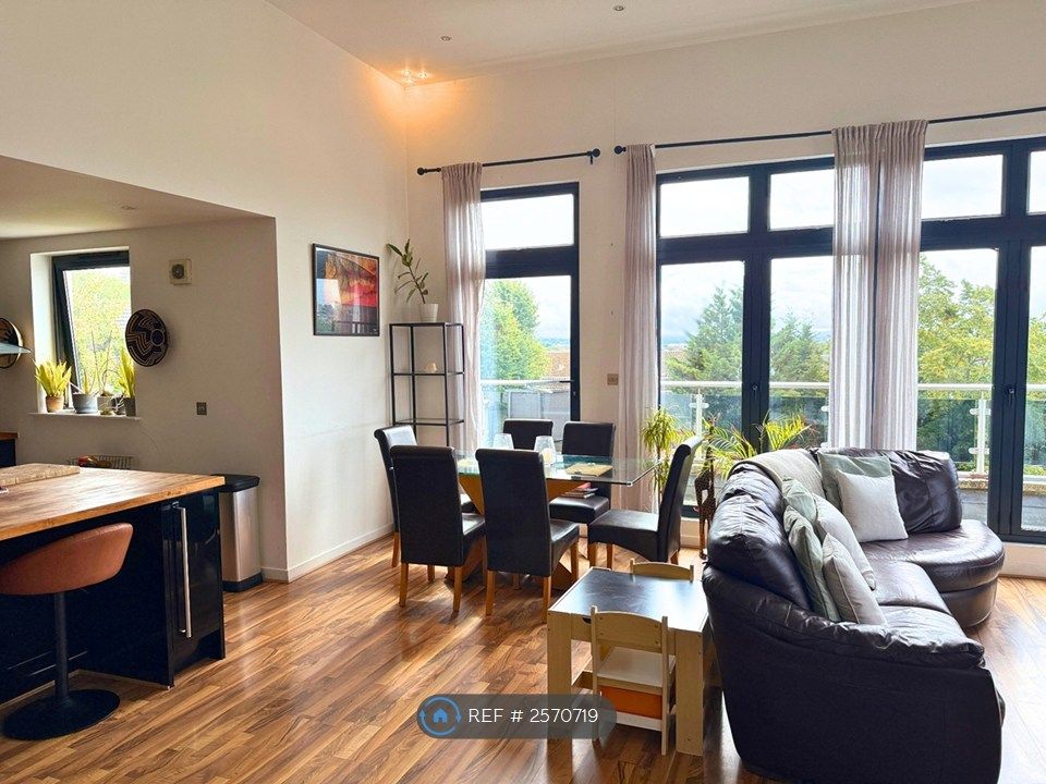 Property photo 3 of 17 Living / Dining