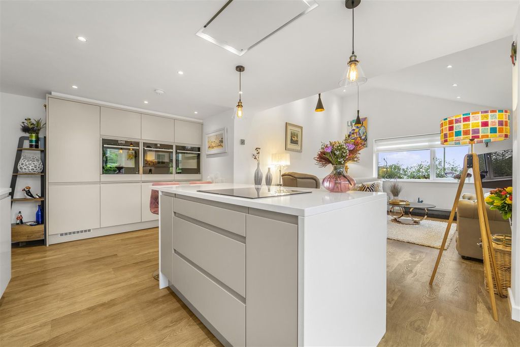 Property photo 2 of 39