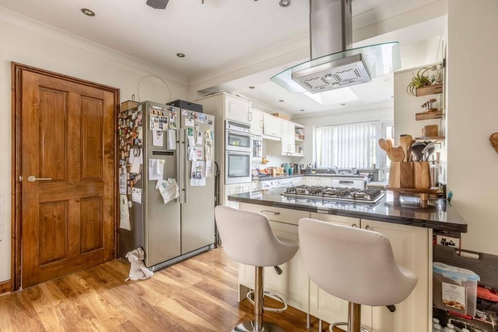 Property photo 3 of 21 Kitchen/Breakfast Area