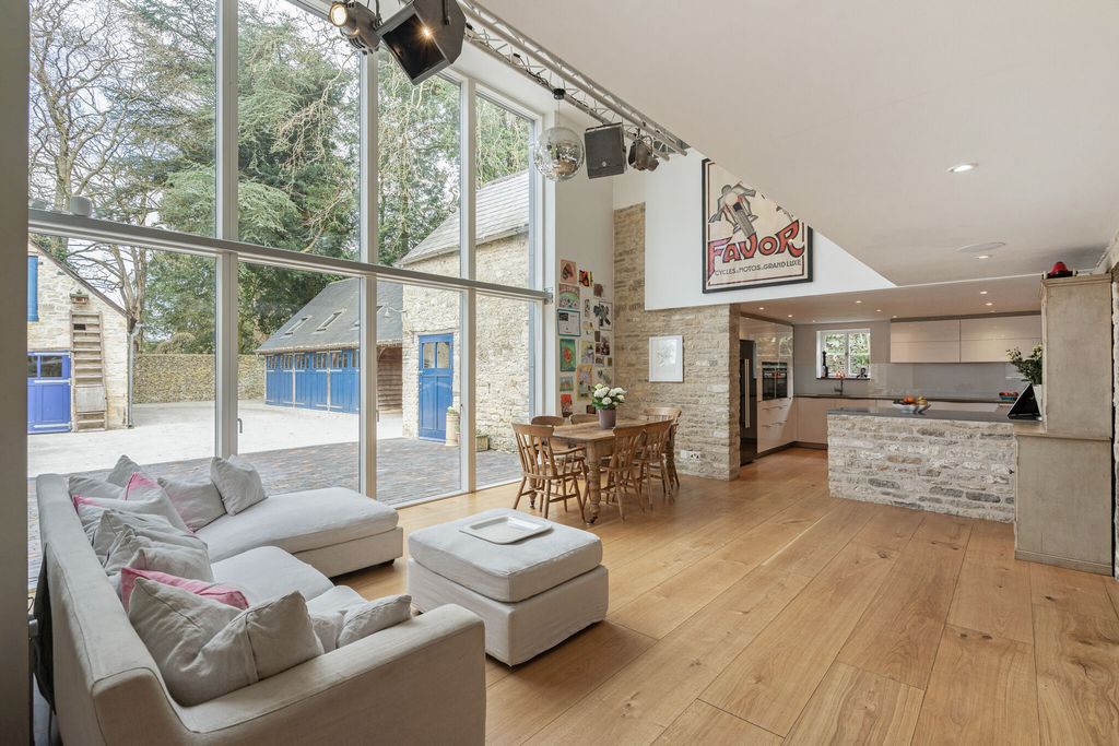 Property photo 3 of 21