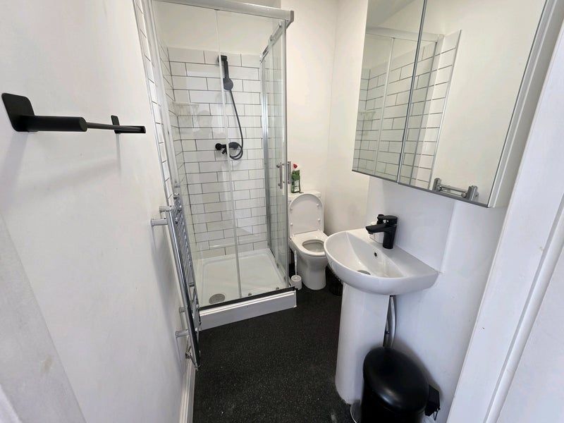 Property photo 2 of 9 A Modern And Well-Maintained Bathroom Featuring A ...