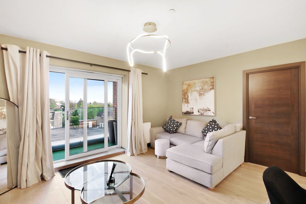 Additional image 6 of 2 bed flat for saleQueens Road, West Sussex, East Grinstead RH19