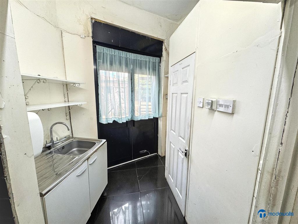 Property photo 3 of 13 245Oxlowlane_Rm107Yr_Commercialunit (6).Jpg