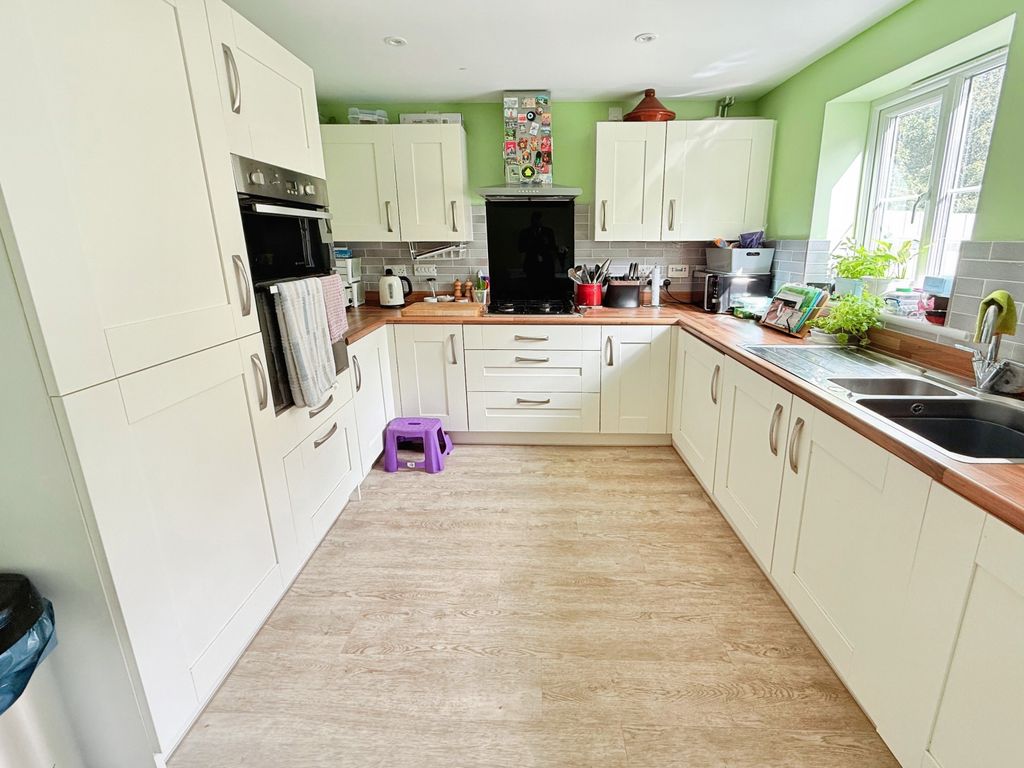 Property photo 3 of 15 Kitchen Area
