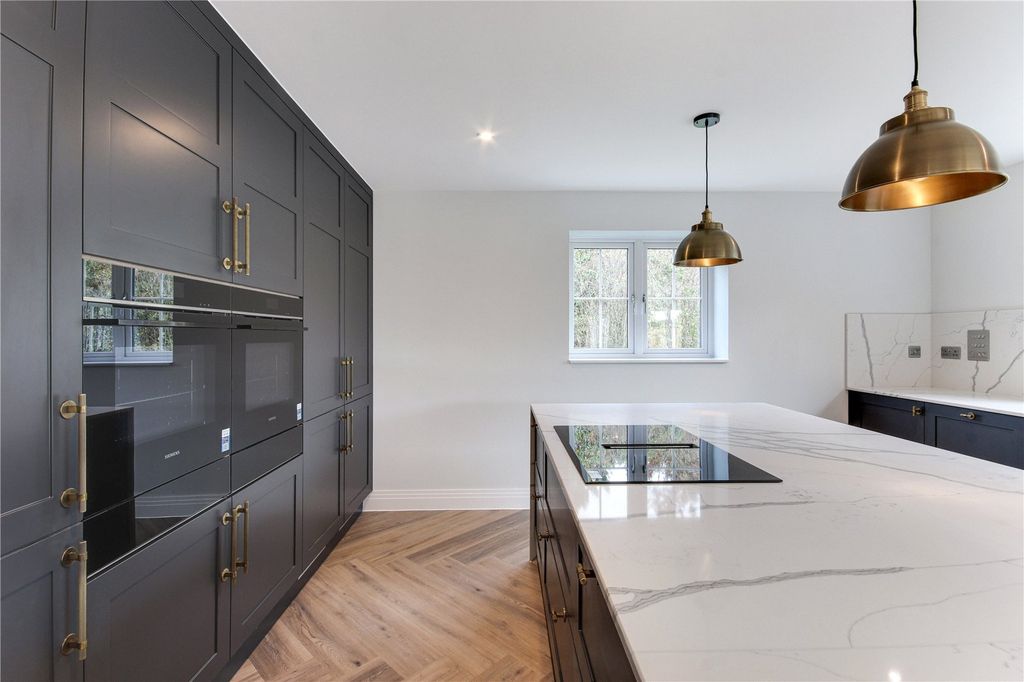 Property photo 3 of 16 Cromwell Kitchen