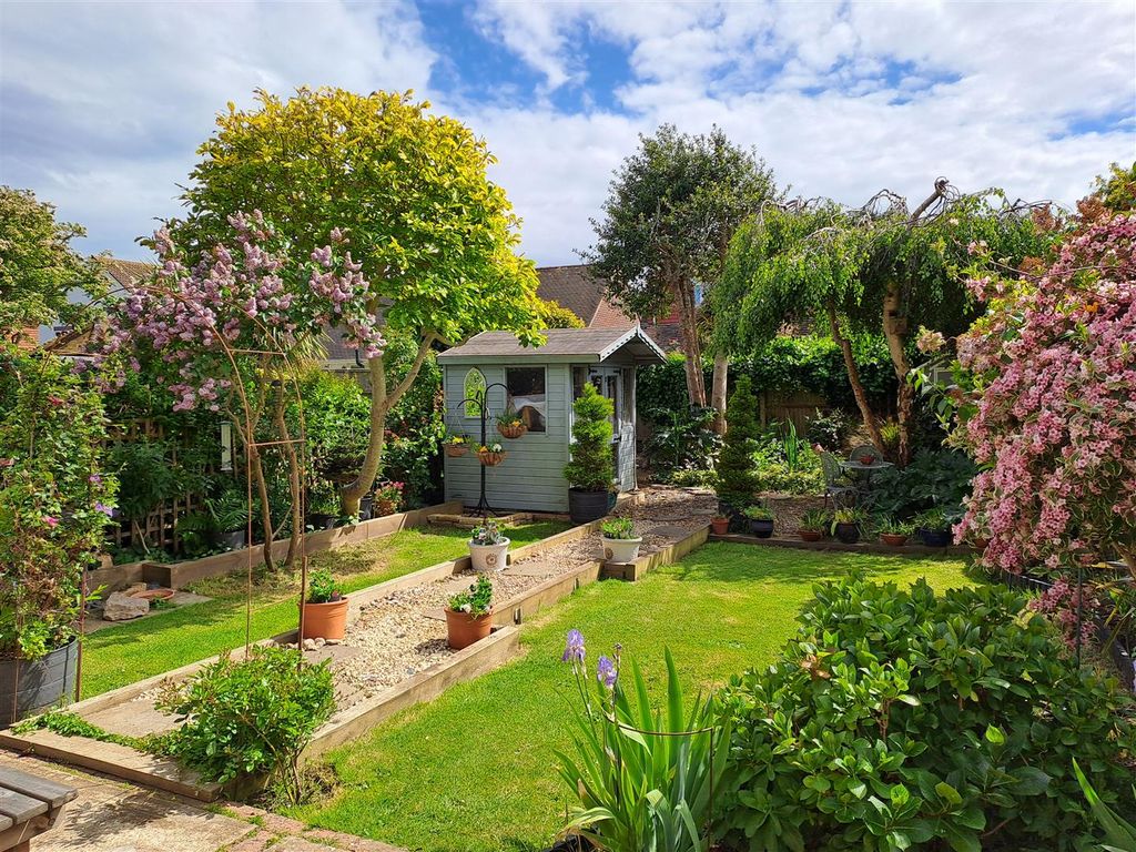 Property photo 2 of 8 South Facing Rear Garden