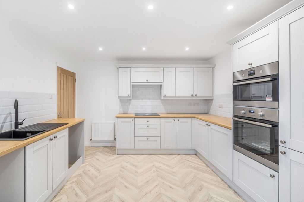 Property photo 2 of 28 29 Oakwood Glade (Holbeach)-17