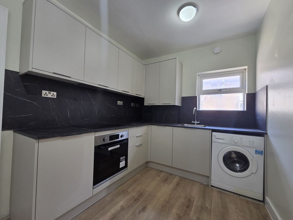Property photo 1 of 7 Three Bedroom Flat In Seven Kings