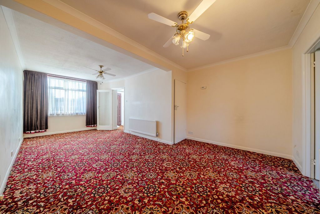 Property photo 2 of 18 Lounge
