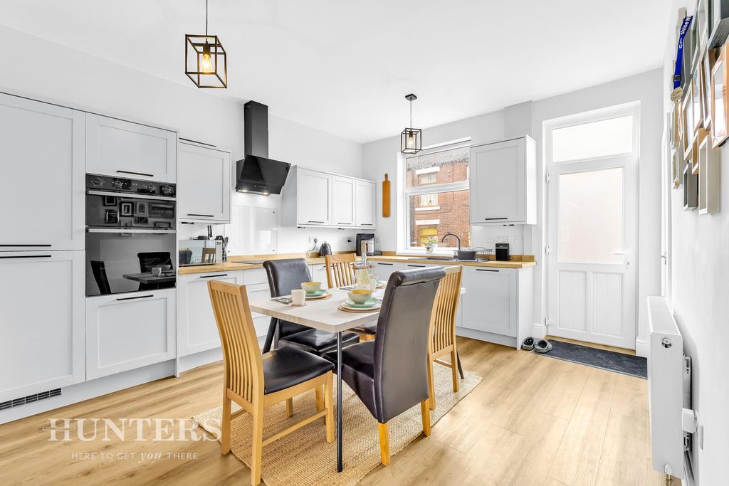 Property photo 3 of 19 Dining Kitchen