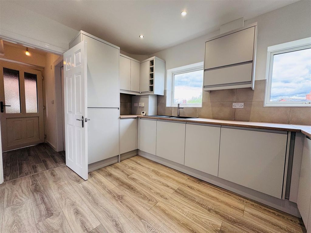 Property photo 2 of 14 Kitchen