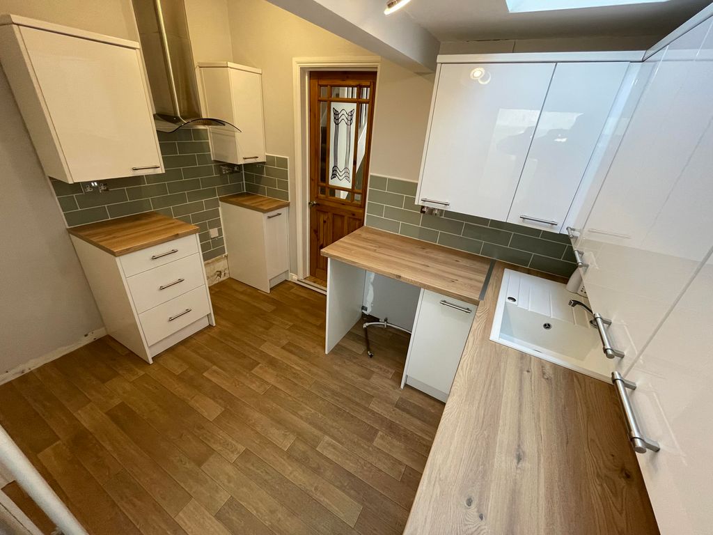 Property photo 3 of 7 Kitchen