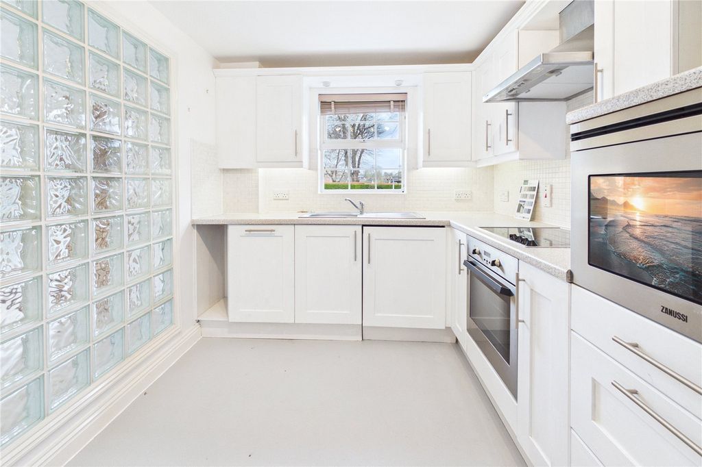 Additional image 5 of 2 bed flat for saleOld College Road, Newbury, Berkshire RG14