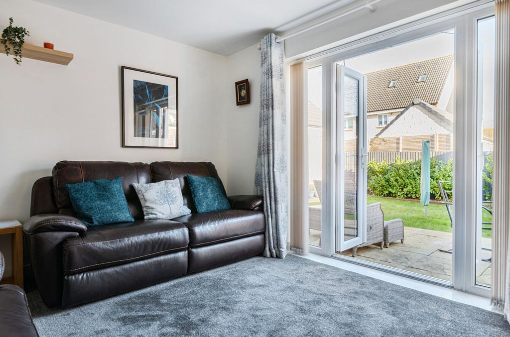 Property photo 2 of 19 Lounge