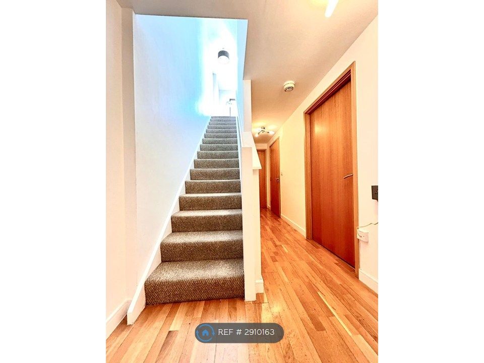 Property photo 2 of 17 Hallway