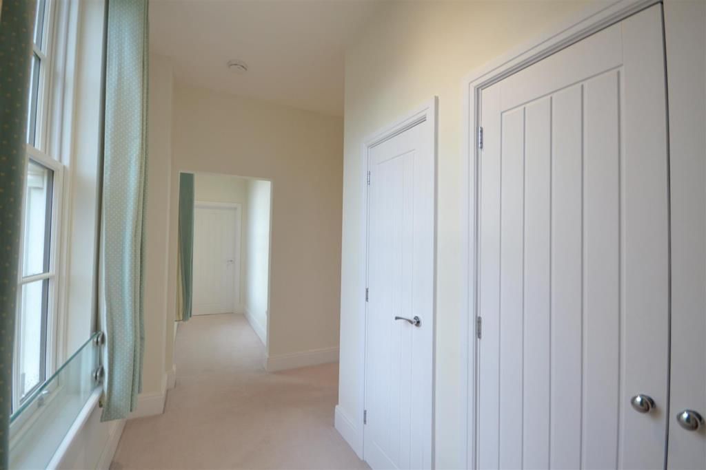 Property photo 3 of 11 Hallway