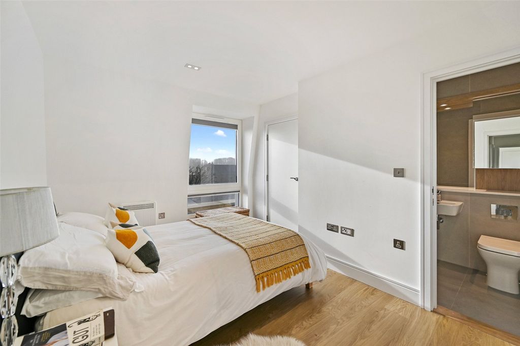 Property photo 3 of 10 Principal Bedroom