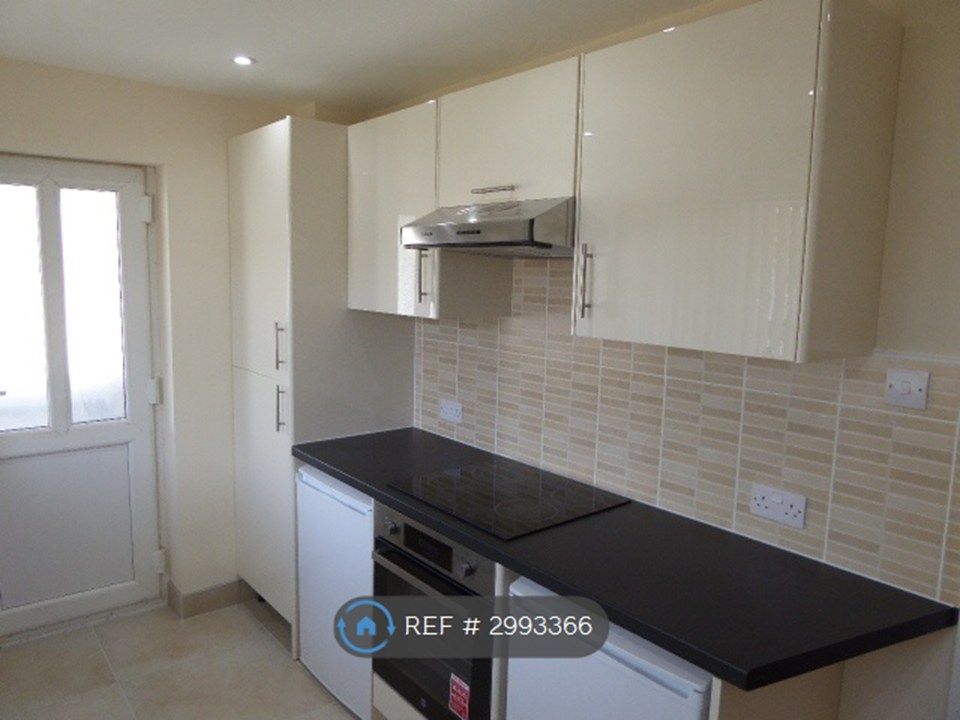 Property photo 3 of 10 Kitchen