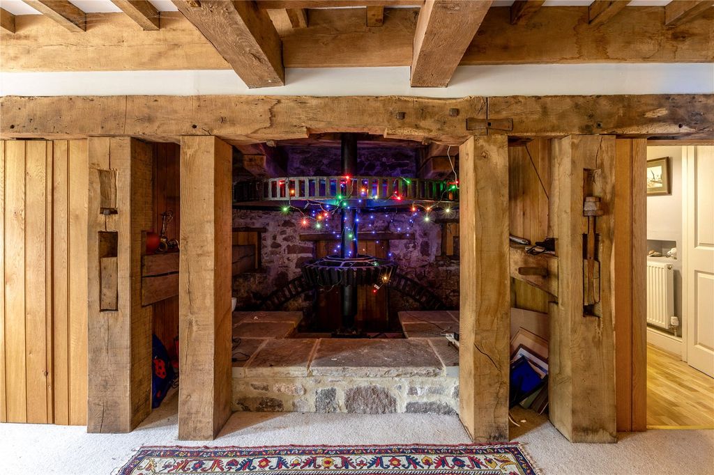 Property photo 3 of 20 Entrance Hall