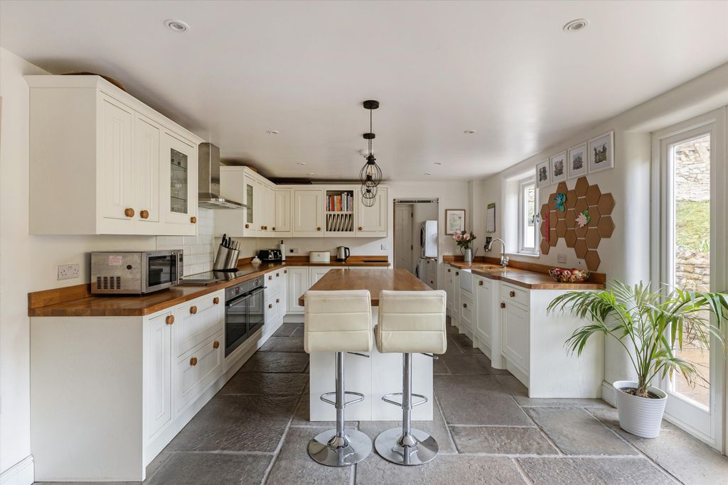 Property photo 3 of 17 Image