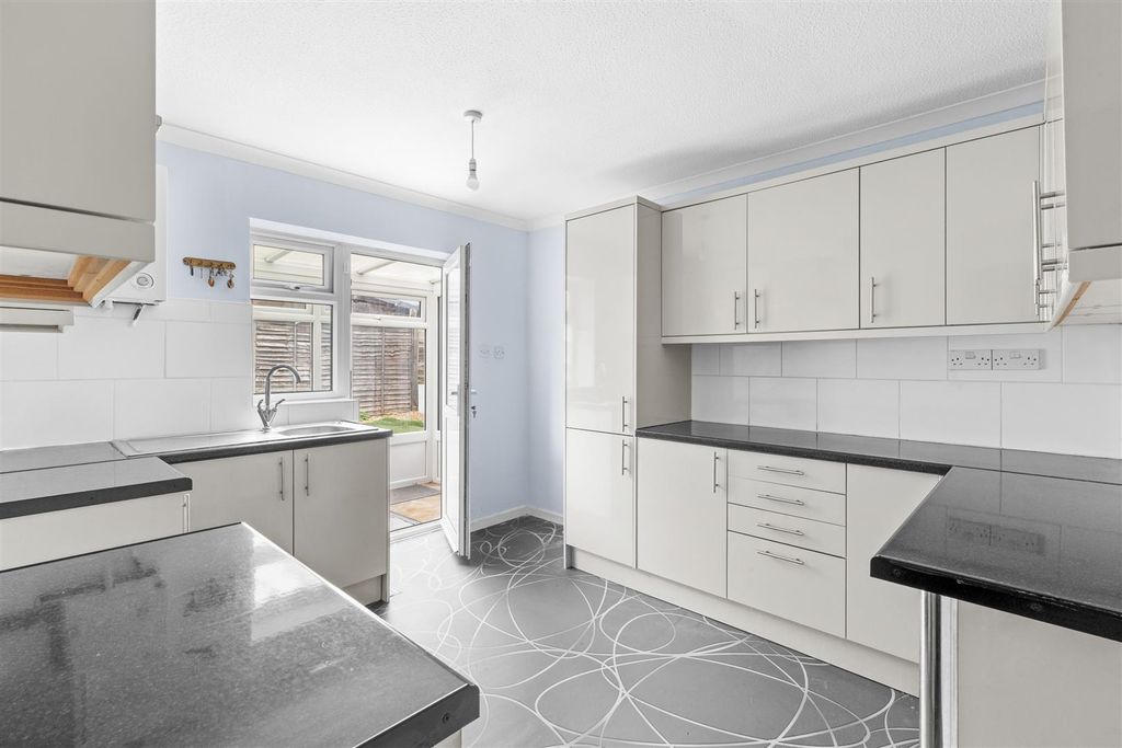 Property photo 3 of 9 Kitchen