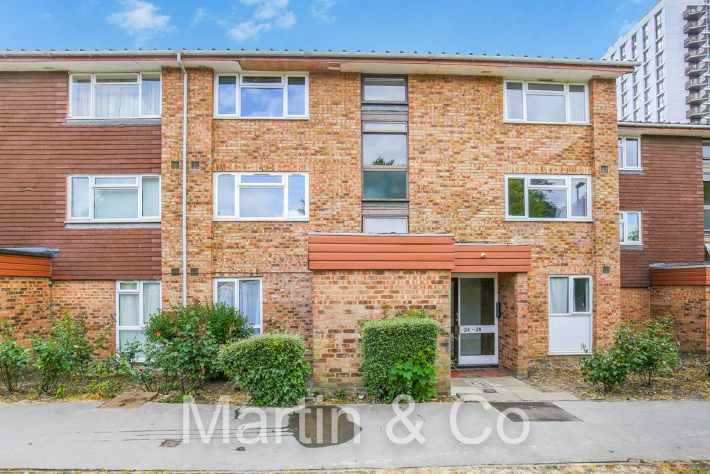 Property photo 1 of 13 1703061963- 26 Garrick Crescent, Cr0 - 12