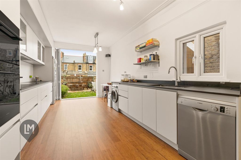 Property photo 3 of 8 Kitchen