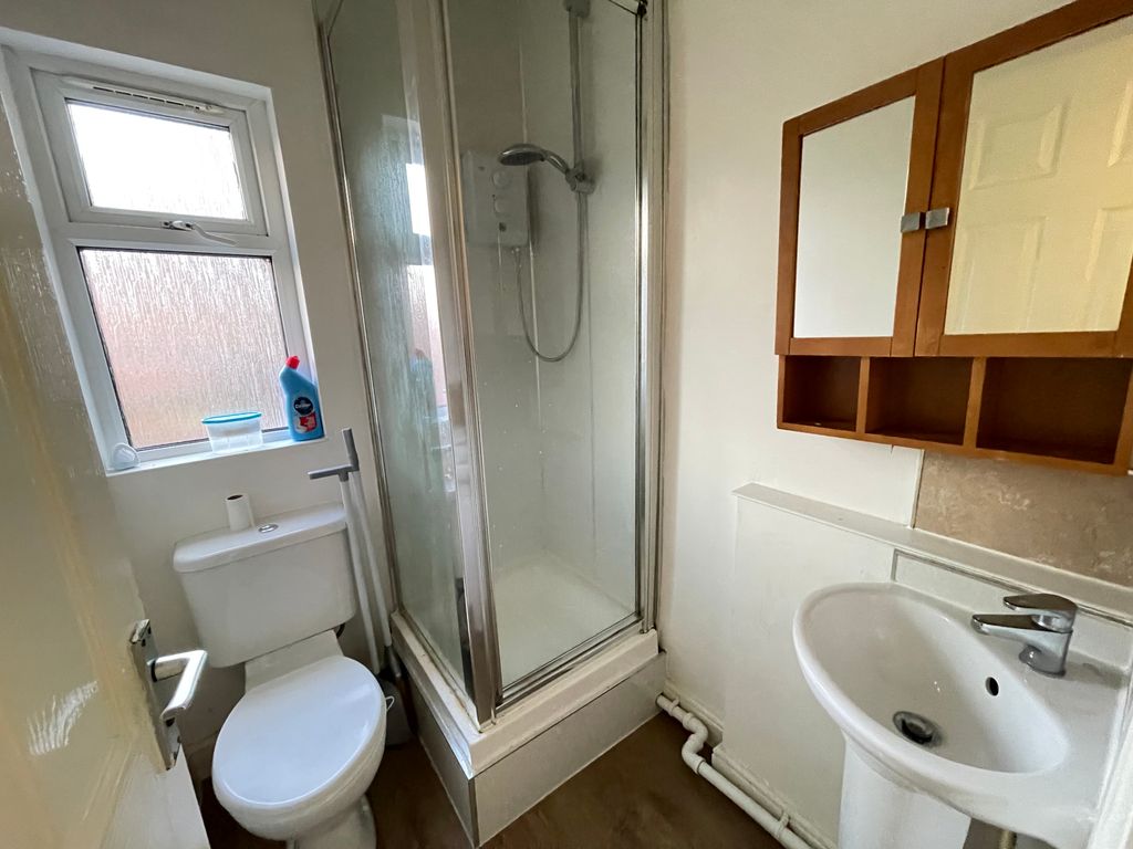 Property photo 2 of 4 Ensuite Shower