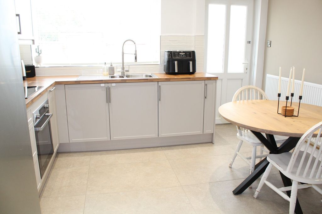 Property photo 3 of 11 Fitted Kitchen Picture 2