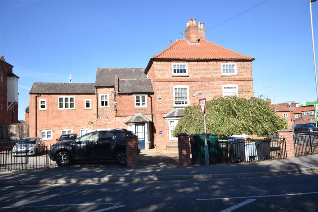 Property photo 1 of 7 16 London Road.Jpg