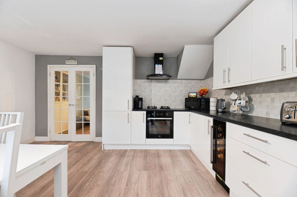 Property photo 3 of 11 Kitchen