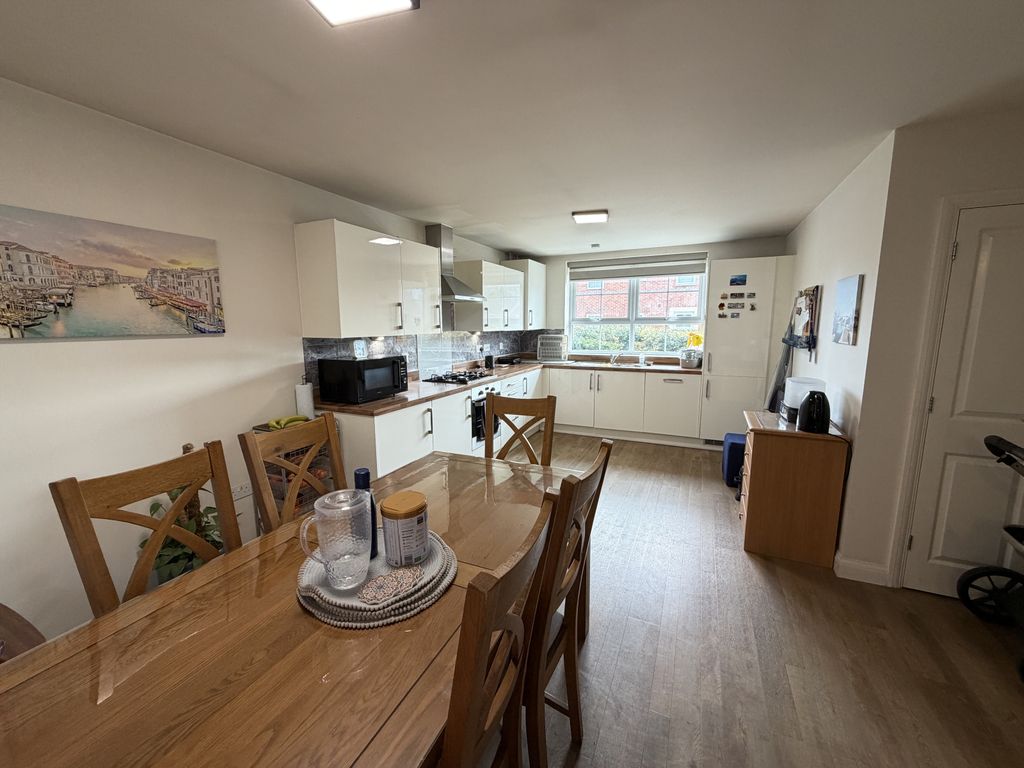 Property photo 3 of 17 Image00006