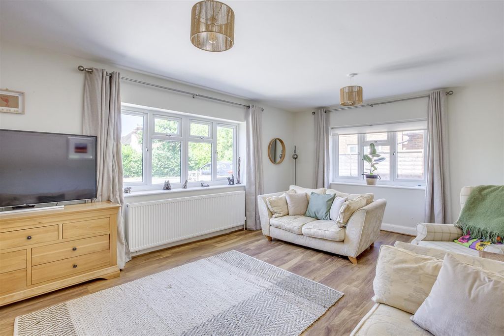 Property photo 2 of 15 Mountain Ash, North Road,, Hp15 6nd-11.Jpg