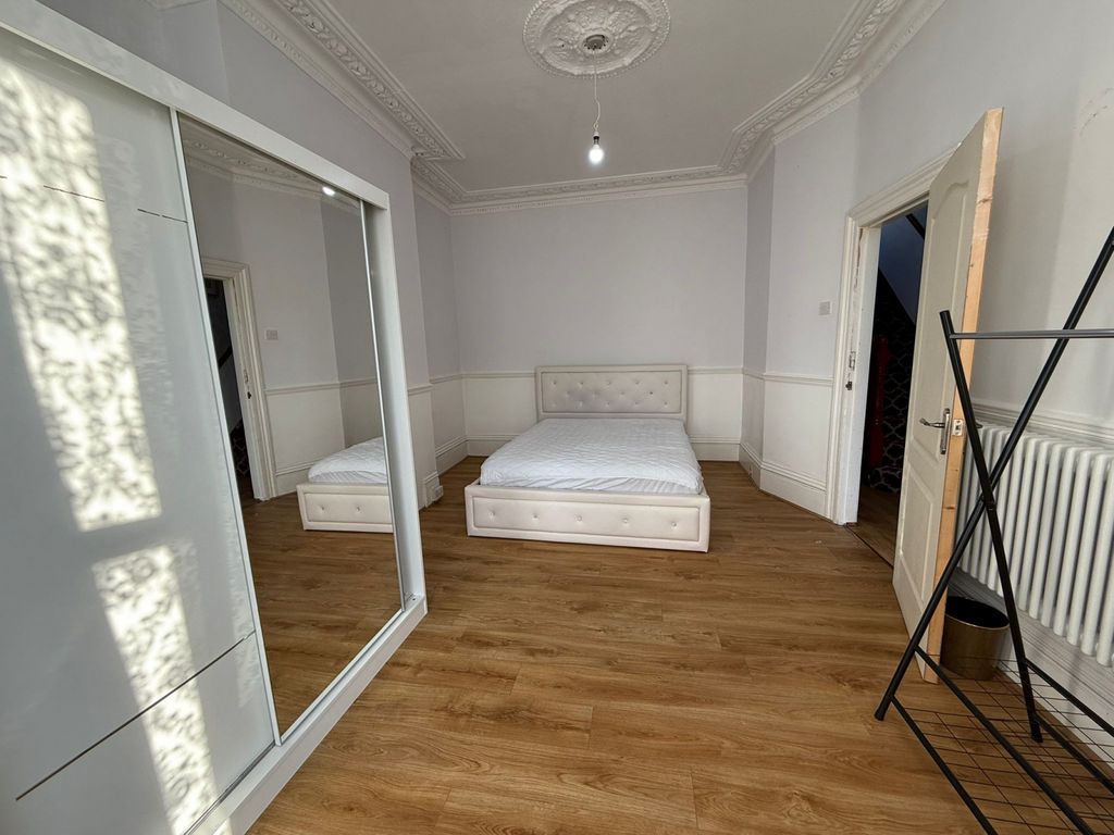 Property photo 1 of 5 One Bed/Studio Flat Close To Ilford Station- Â£1250 Inclusive Bills