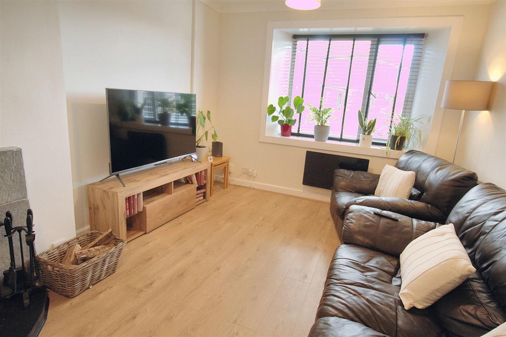 Property photo 3 of 12 Lounge