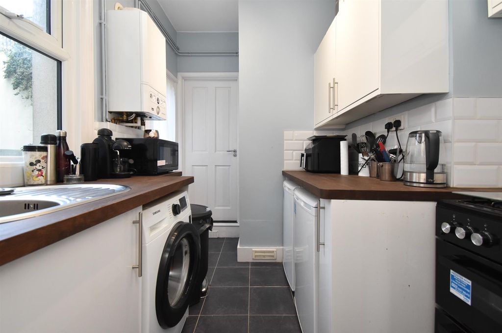 Property photo 3 of 10 Kitchen