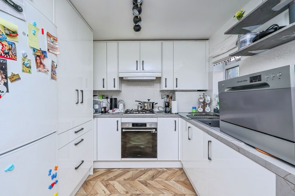 Property photo 2 of 15 Fitted Kitchen