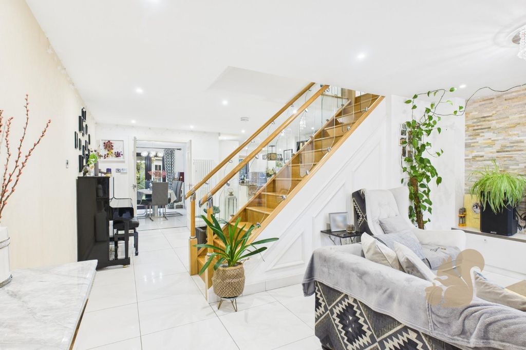 Property photo 2 of 26 Reception Space