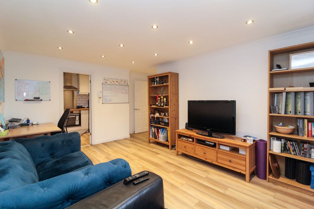 Property photo 1 of 9 Spacious Living Room