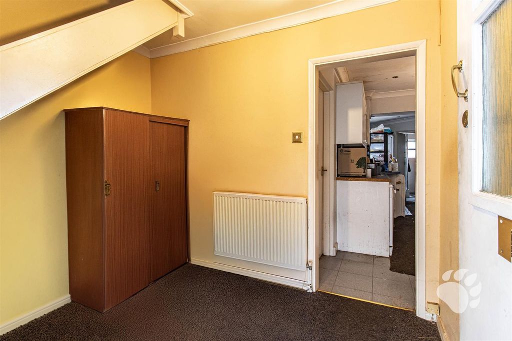Property photo 3 of 11 Entrance Hall