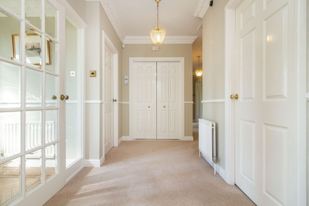 Property photo 3 of 17 Entrance Hallway