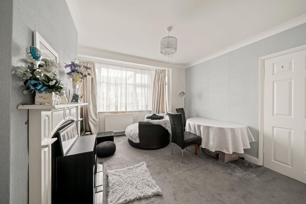 Property photo 3 of 18 5 Caravan Avenue Tw13011.Jpg