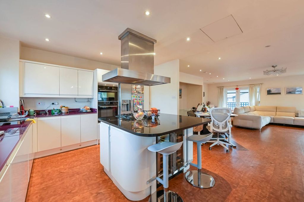 Property photo 1 of 41