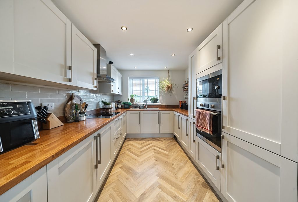 Property photo 1 of 12 1304729-20-684079...