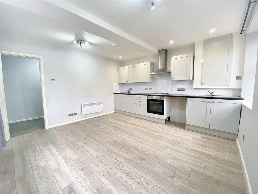 Property photo 2 of 9 Kitchen/Lounge