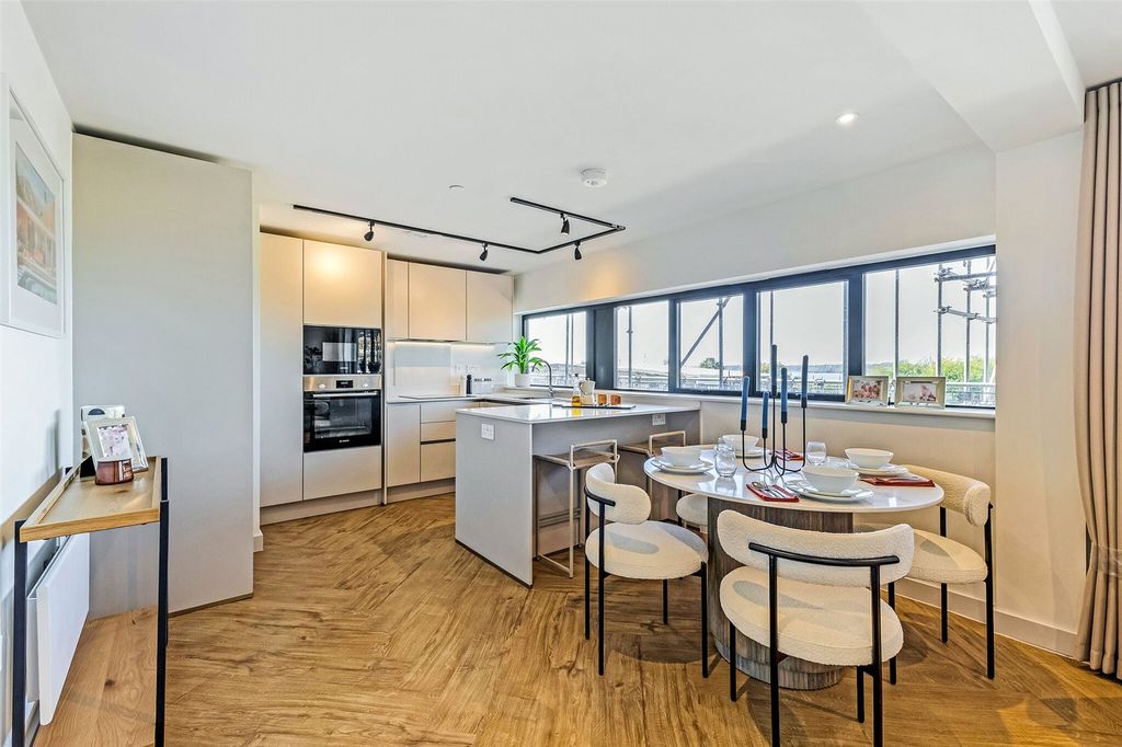 Property photo 3 of 11 Show Home