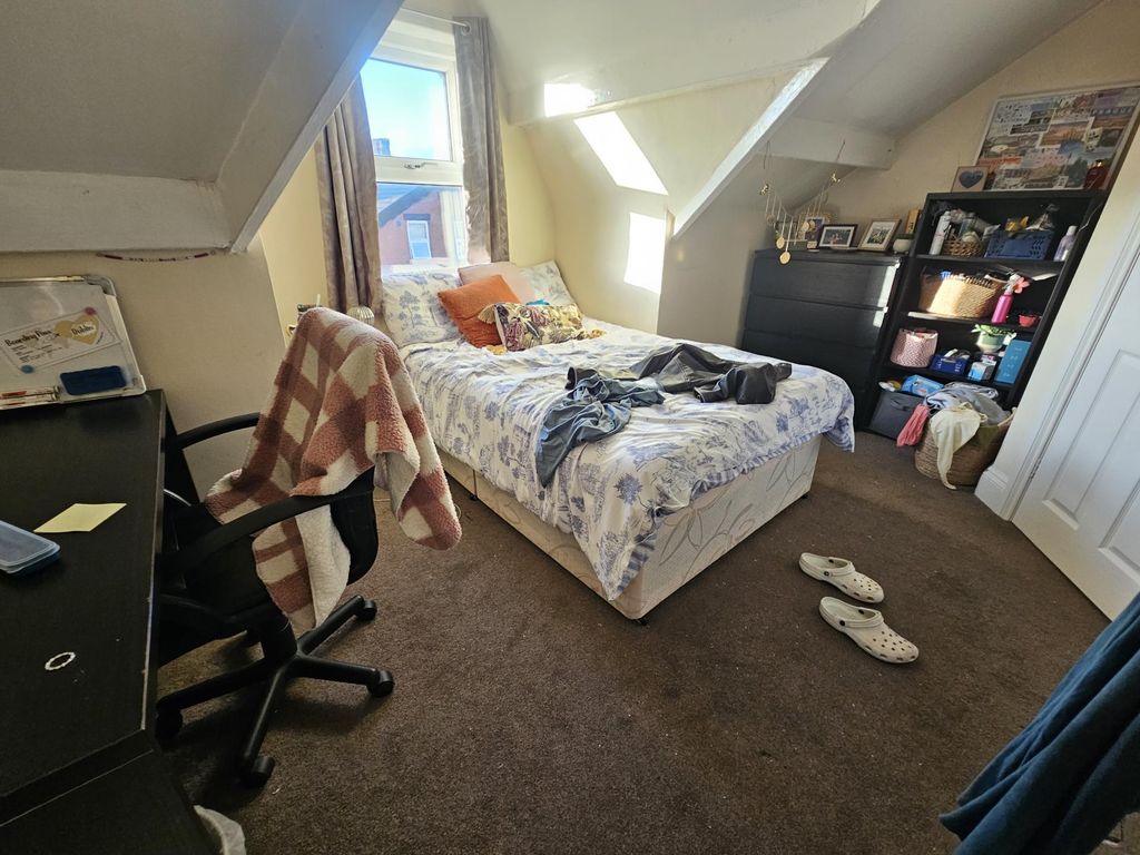 Property photo 3 of 19 Bright, Cozy Attic Double Bedroom With Sloped Ceil...