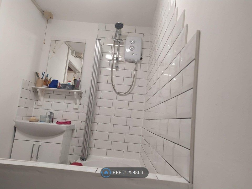 Property photo 3 of 7 Bathroom 1